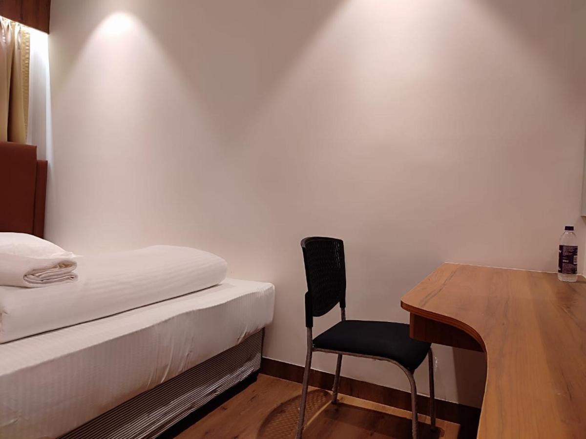 Staymaker Hotel Mohan Palace Baharampur ภายนอก รูปภาพ