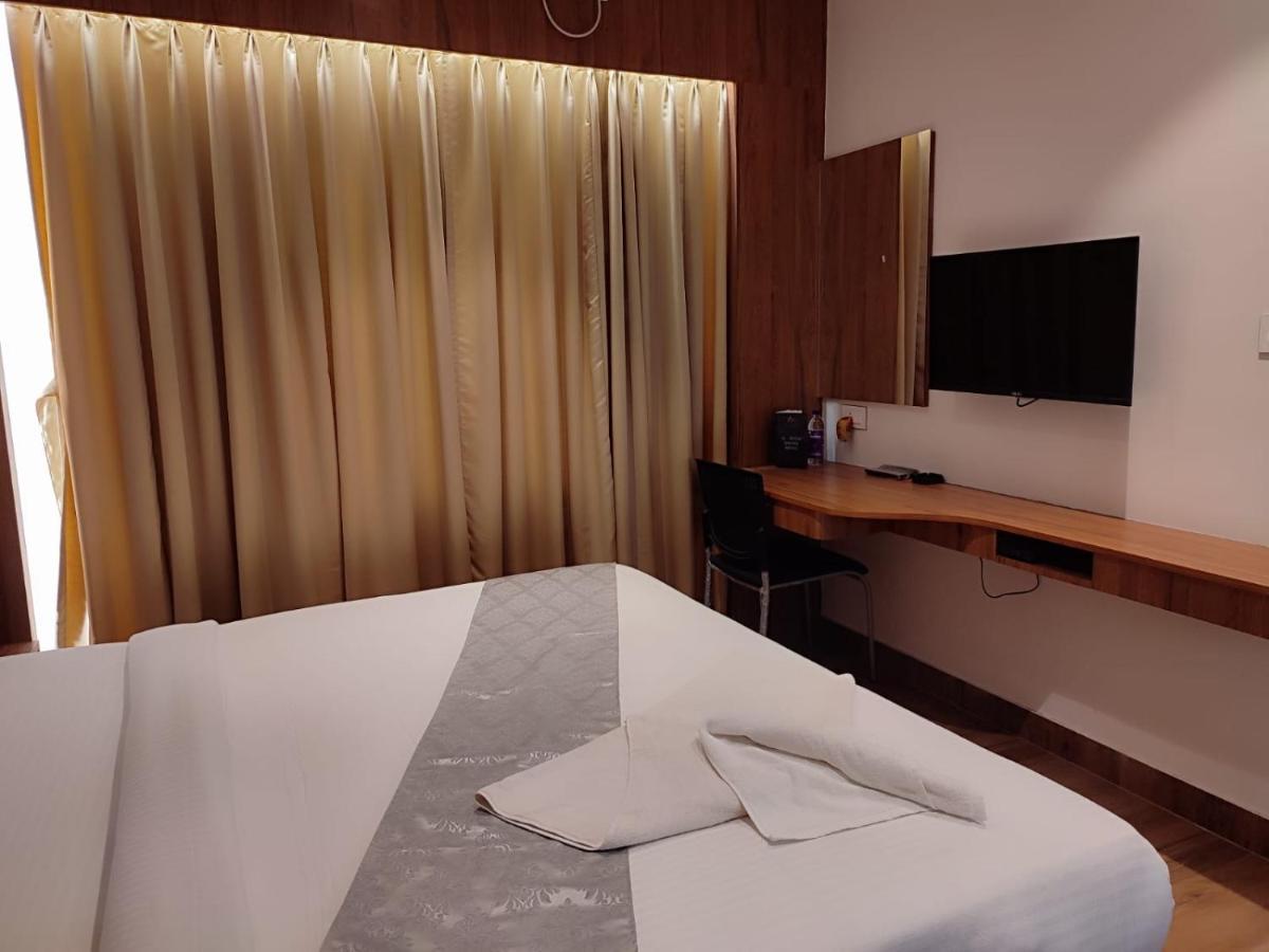 Staymaker Hotel Mohan Palace Baharampur ภายนอก รูปภาพ