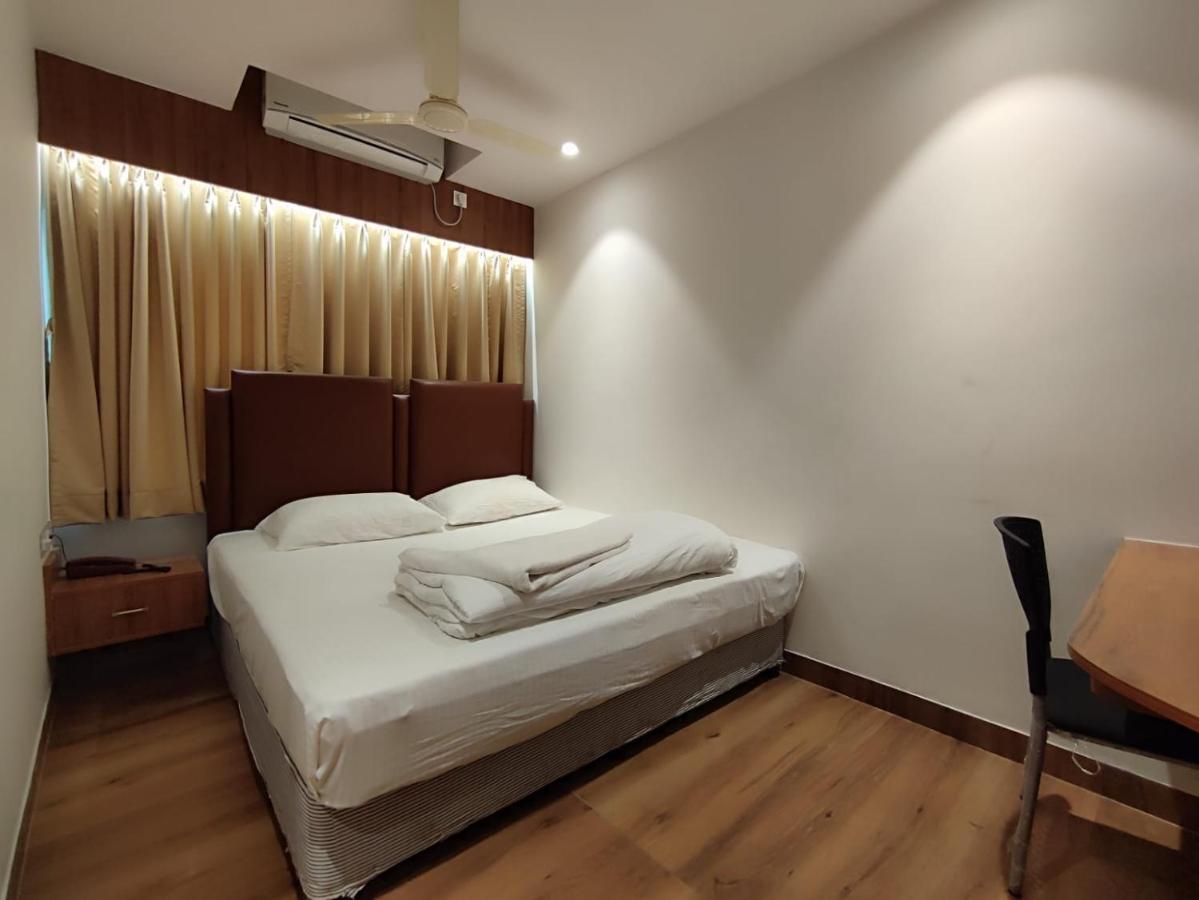 Staymaker Hotel Mohan Palace Baharampur ภายนอก รูปภาพ